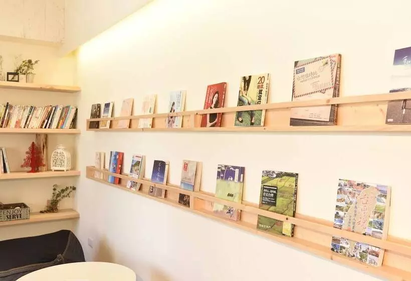 هتل Stray Birds Taichung Hostel