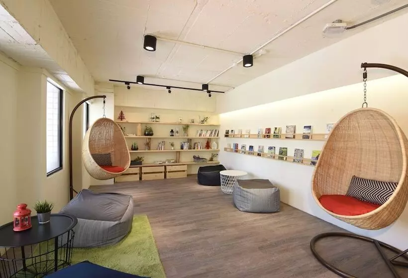 هتل Stray Birds Taichung Hostel