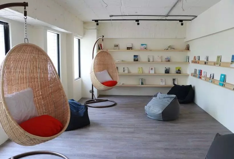 هتل Stray Birds Taichung Hostel