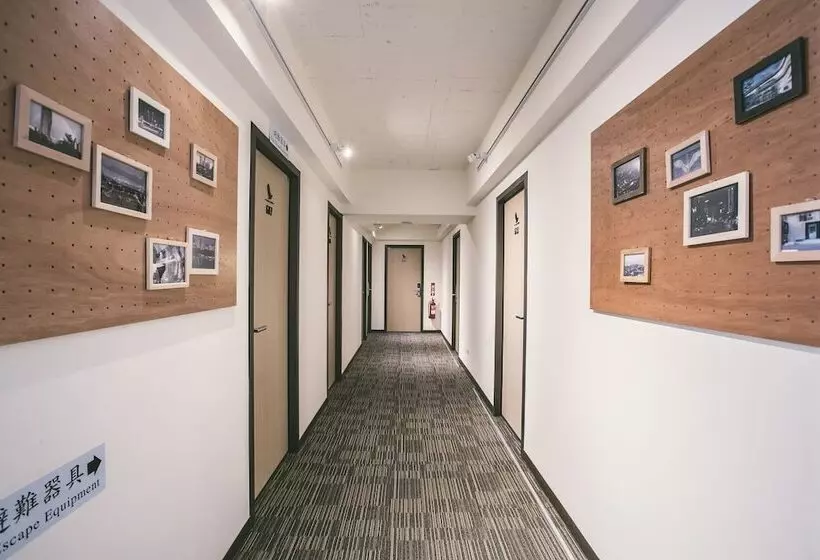 هتل Stray Birds Taichung Hostel