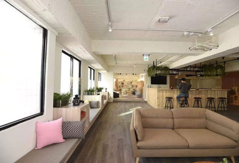 هتل Stray Birds Taichung Hostel