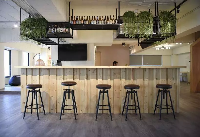 هتل Stray Birds Taichung Hostel