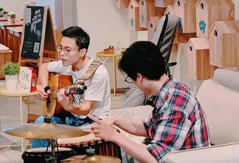 هتل Stray Birds Taichung Hostel