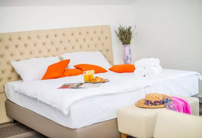 هتل Apartments And Rooms With Wifi Vrsar, Porec   3007