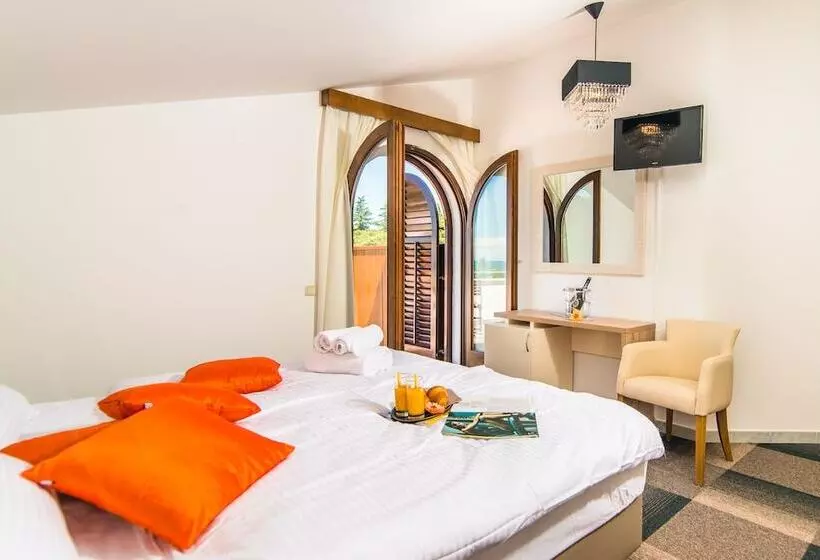 هتل Apartments And Rooms With Wifi Vrsar, Porec   3007