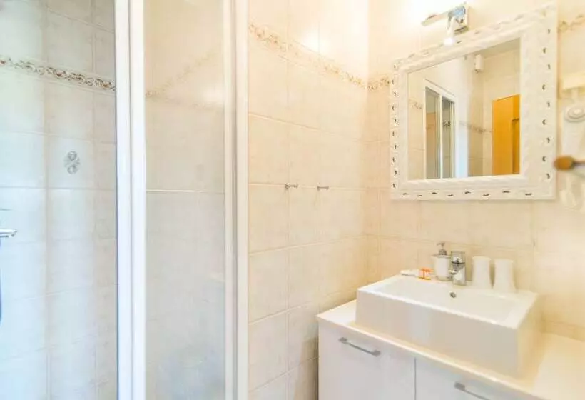 هتل Apartments And Rooms With Wifi Vrsar, Porec   3007