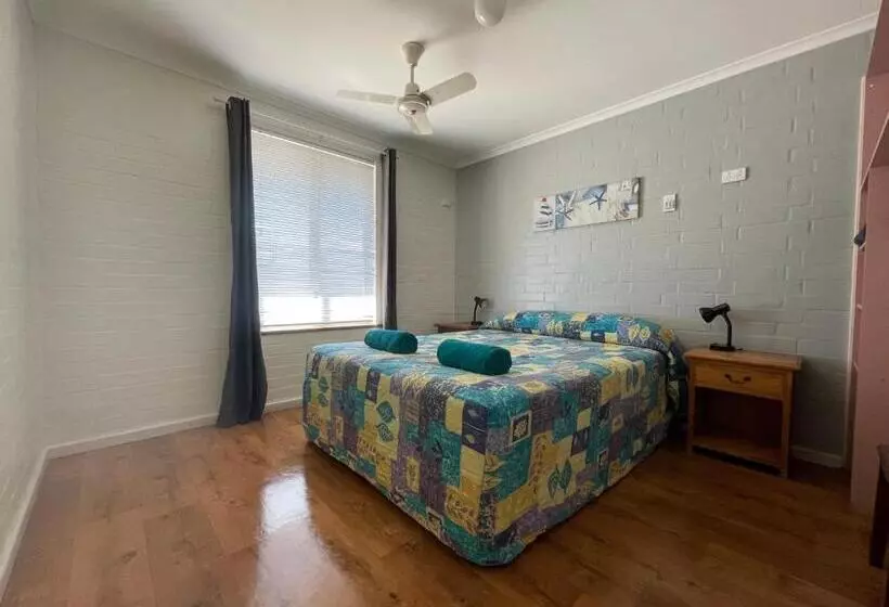 ホテル Shark Bay Seafront Apartments