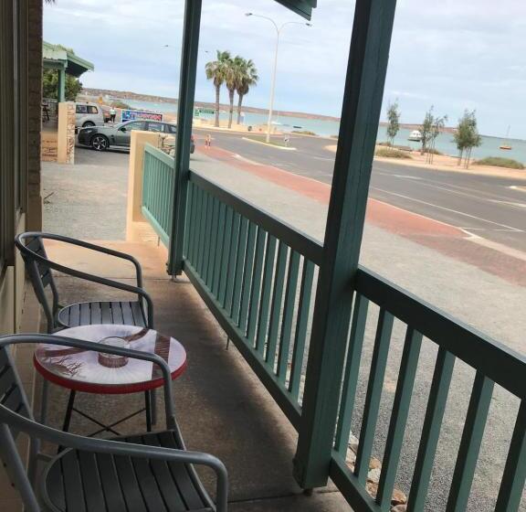 酒店 Shark Bay Seafront Apartments