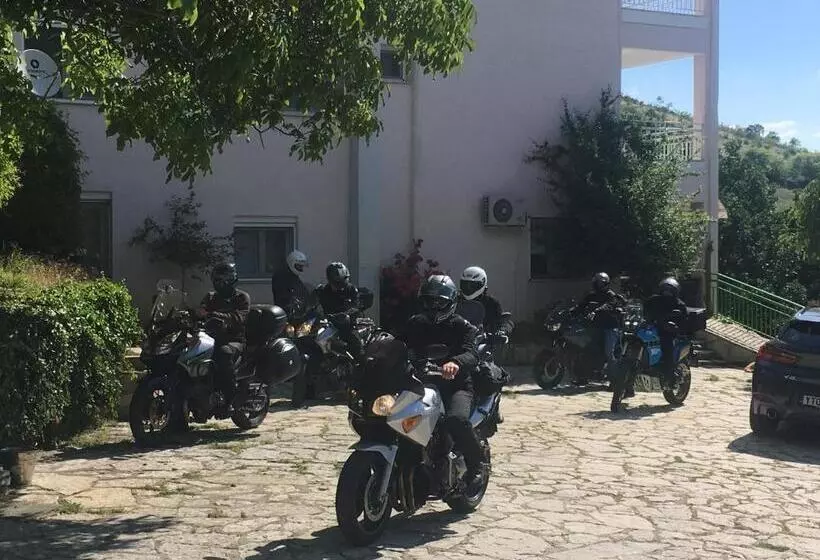 ホテル Guesthouse Vissinokipos   Biker Friendly   Motorrad