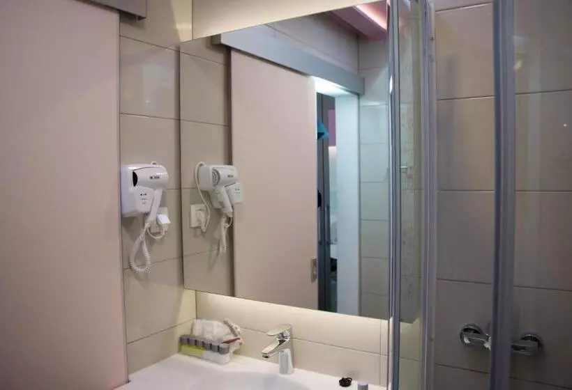 هتل Rooms Villa Downtown