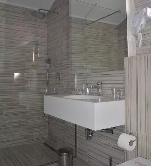 هتل Rooms Villa Downtown