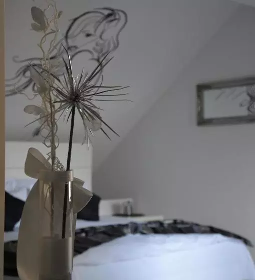 هتل Rooms Villa Downtown