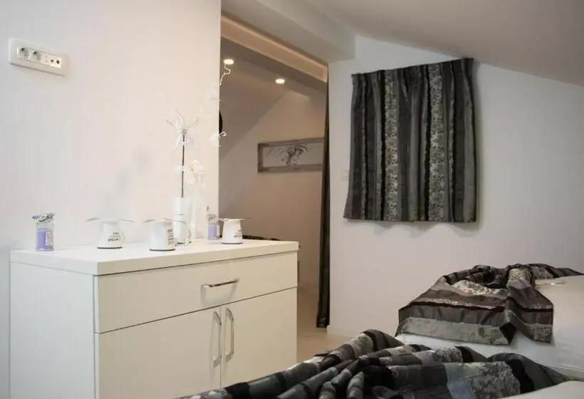 هتل Rooms Villa Downtown