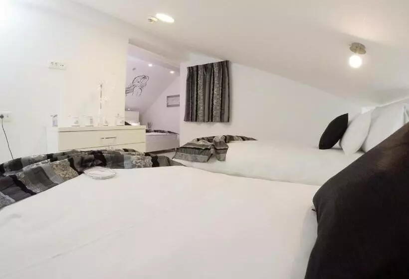 هتل Rooms Villa Downtown