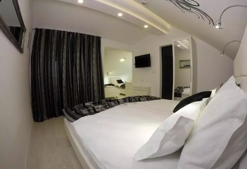 هتل Rooms Villa Downtown