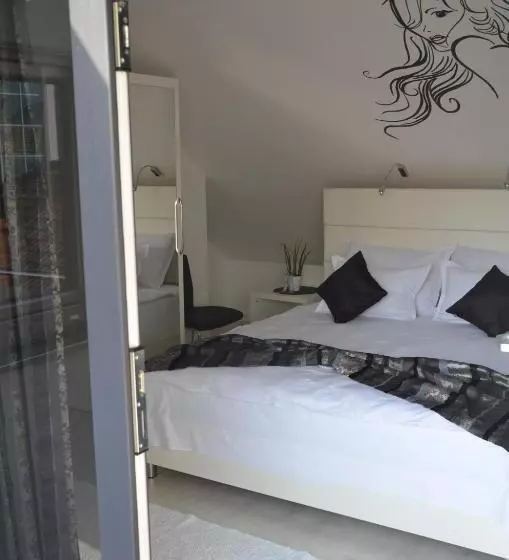 هتل Rooms Villa Downtown