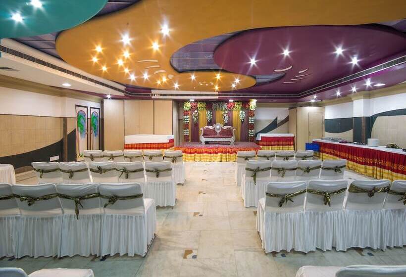 בית מלון כפרי Capital O 12172 Deep Premium