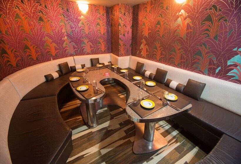 בית מלון כפרי Capital O 12172 Deep Premium