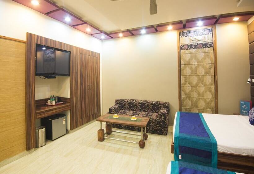 בית מלון כפרי Capital O 12172 Deep Premium