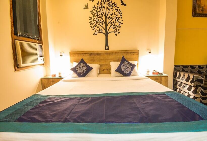 בית מלון כפרי Capital O 12172 Deep Premium