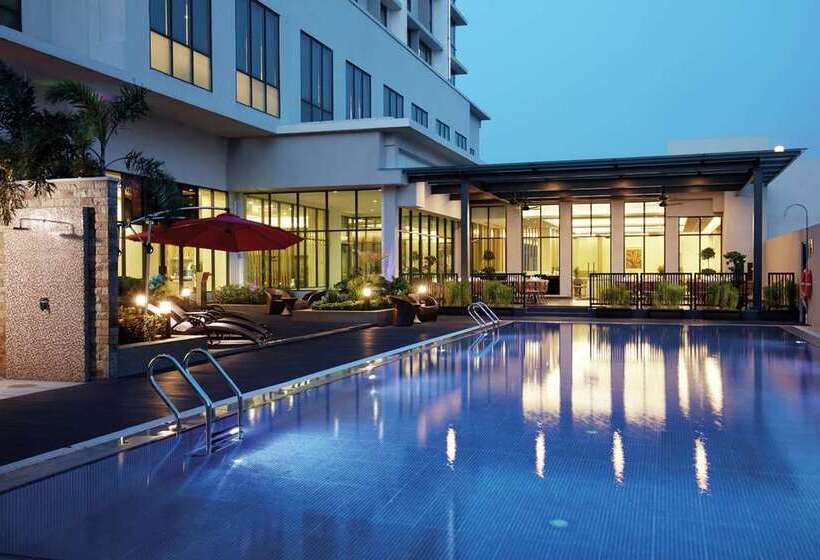 هتل Hilton Garden Inn Puchong