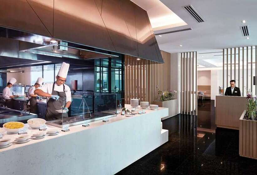 هتل Hilton Garden Inn Puchong