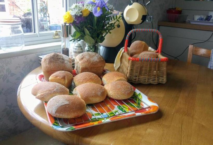 مبيت وإفطار Brampton Dales Farm