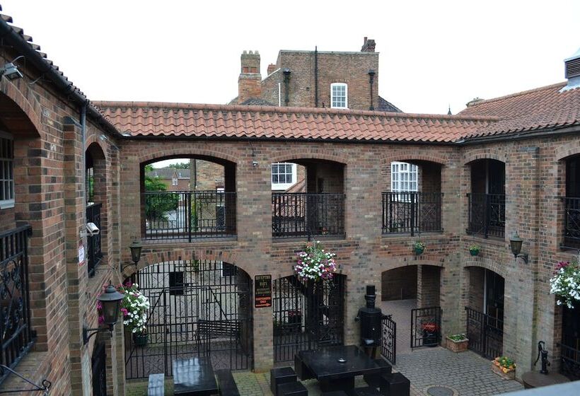 פונדק The Exchange