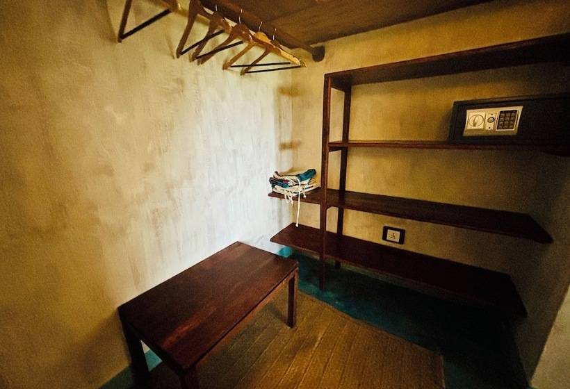 Hotel Basecamp Mafía Island