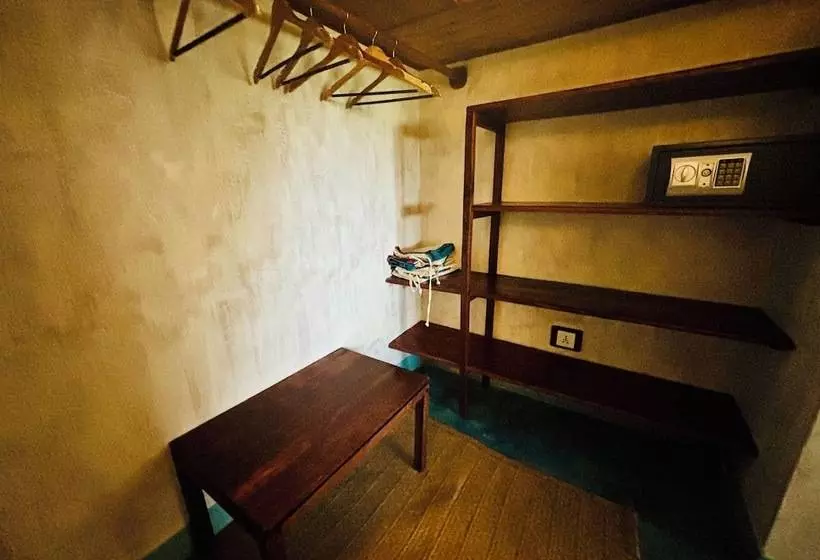 هتل Basecamp Mafía Island