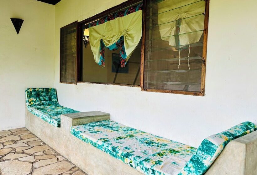 Hotel Basecamp Mafía Island