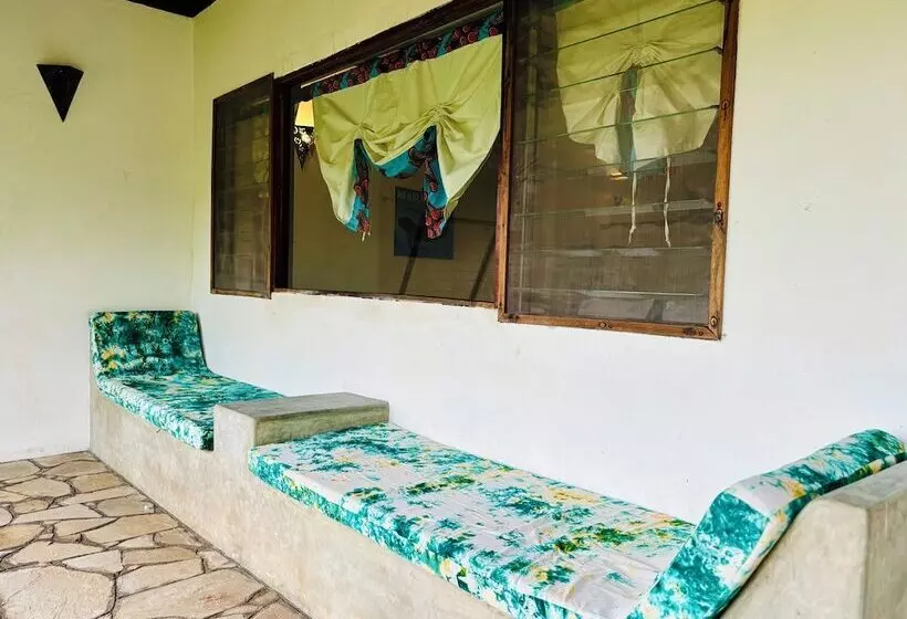 هتل Basecamp Mafía Island