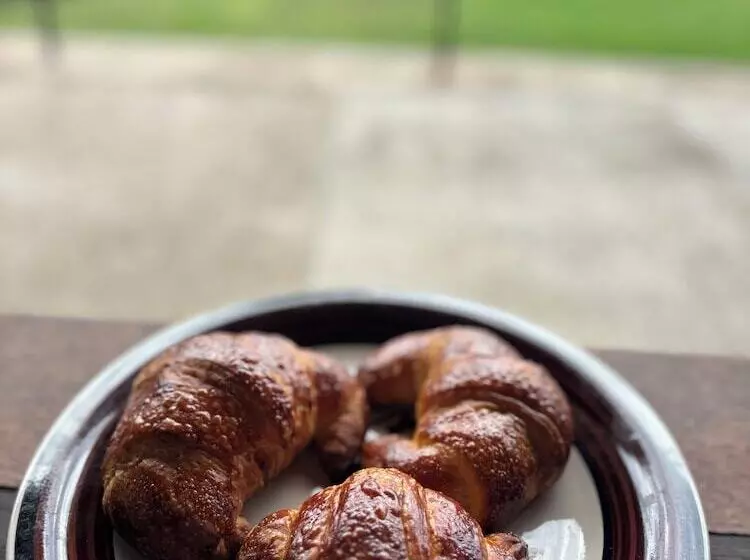 هتل Basecamp Mafía Island