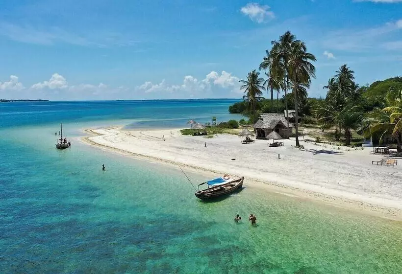 هتل Basecamp Mafía Island