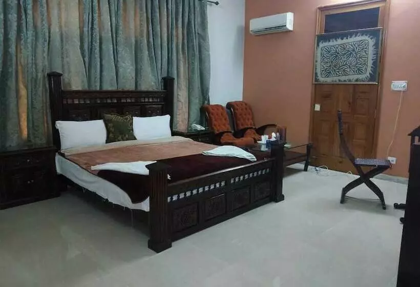 هتل  orash Lodges