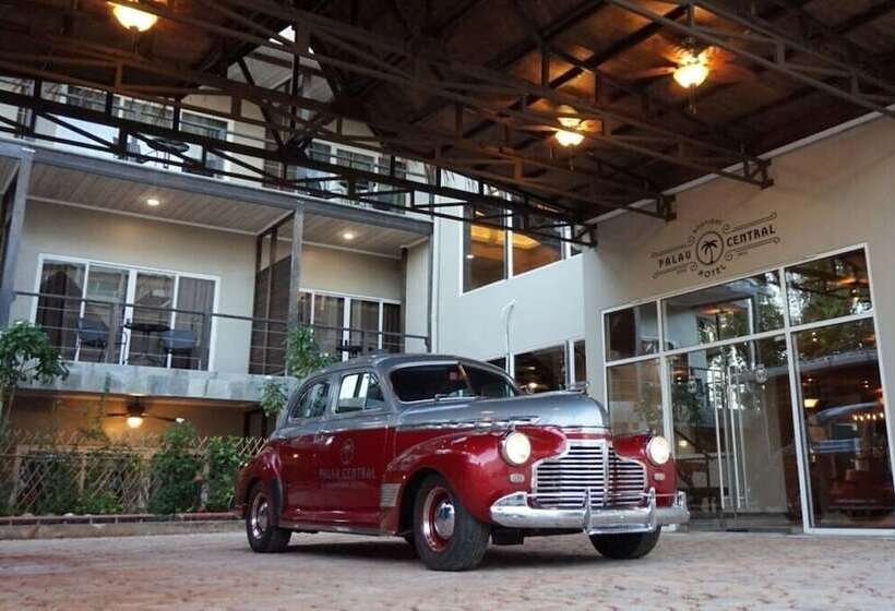 Отель Palau Central