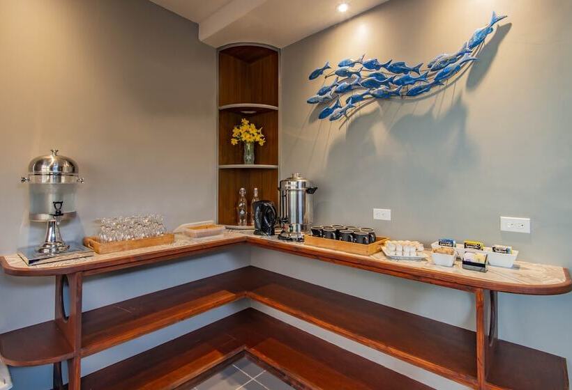 Отель Palau Central