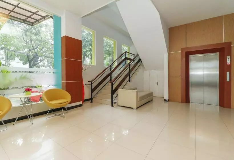 ホテル Reddoorz Plus Near Pantai Losari