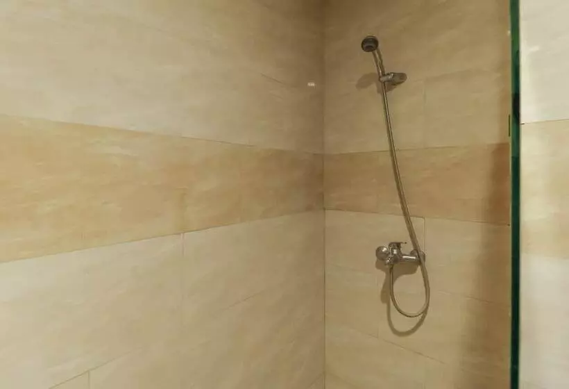 ホテル Reddoorz Plus Near Pantai Losari