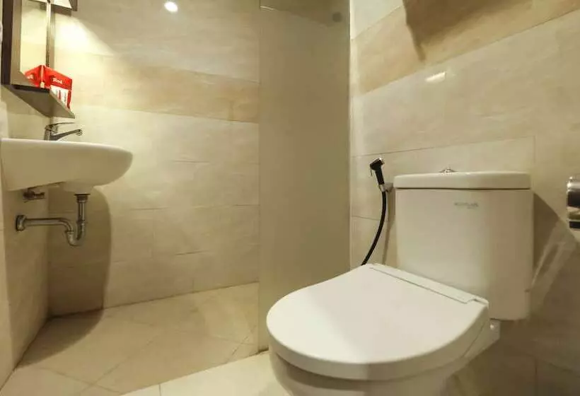 ホテル Reddoorz Plus Near Pantai Losari