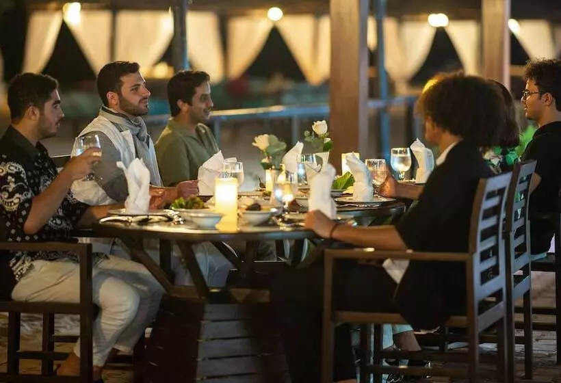 Hotelli Regency Sealine Camp