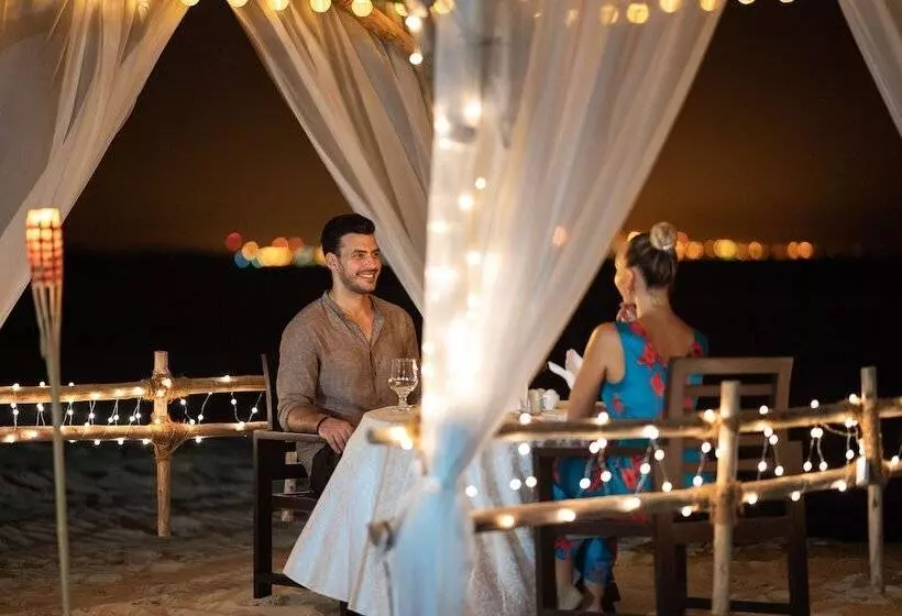 Hotelli Regency Sealine Camp