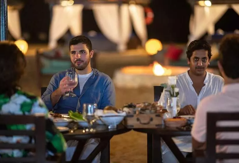 Hotelli Regency Sealine Camp