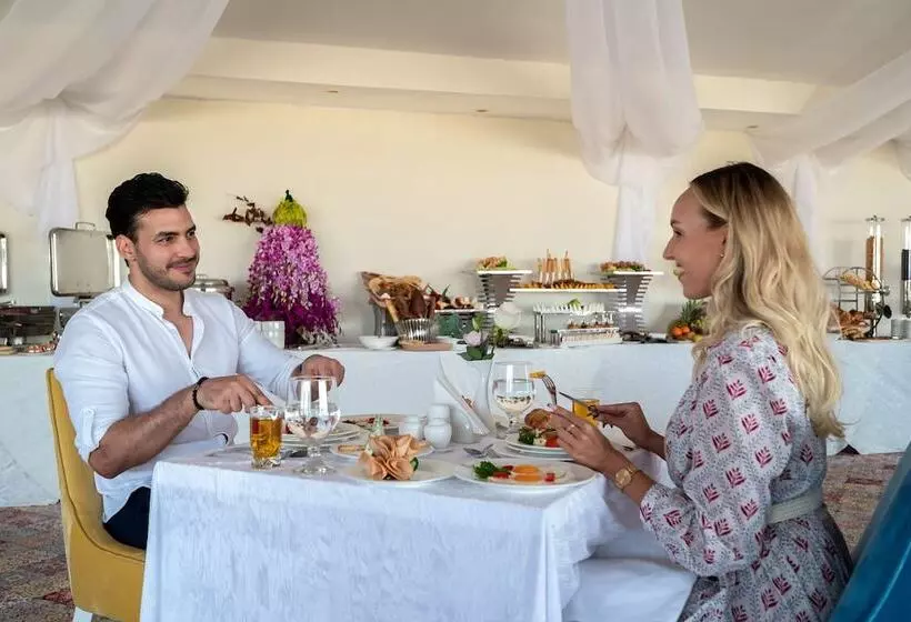 Hotelli Regency Sealine Camp