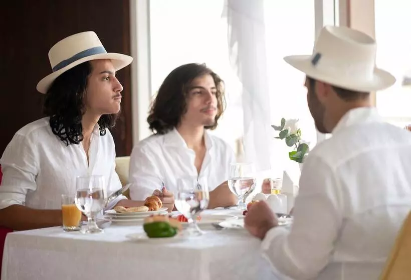 Hotelli Regency Sealine Camp