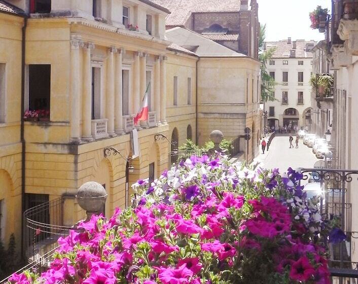 مسافرخانه Relais Santa Corona