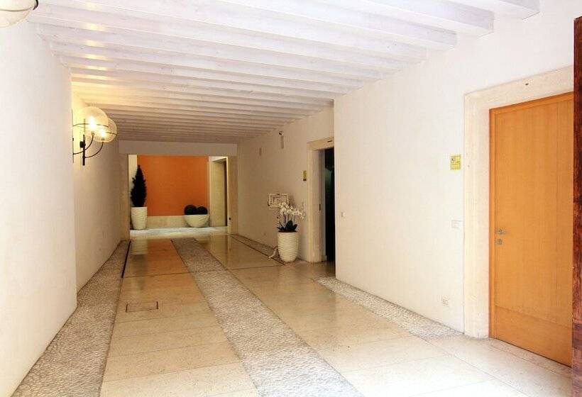 مسافرخانه Relais Santa Corona