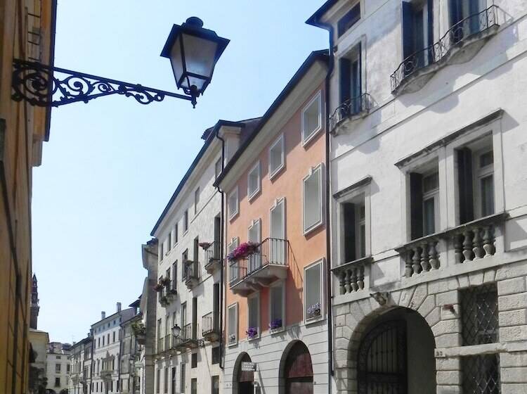 مسافرخانه Relais Santa Corona