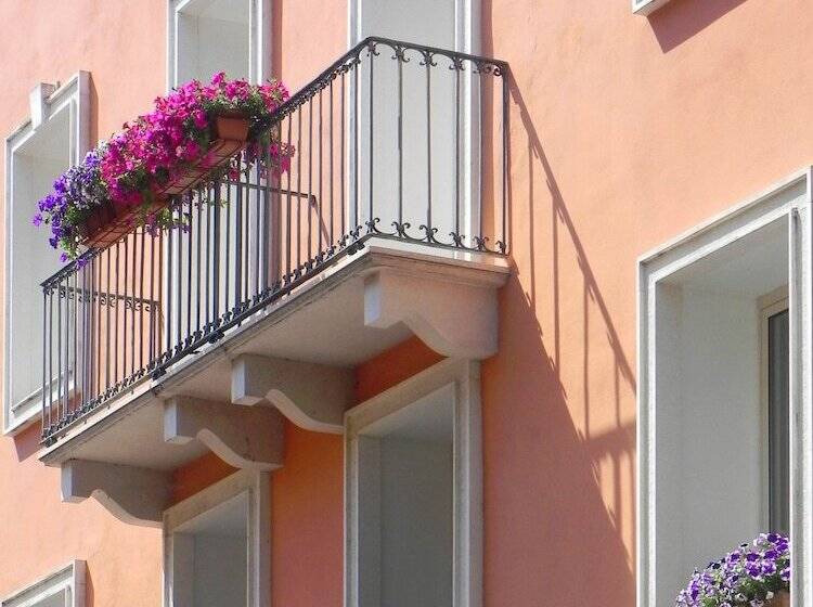 مسافرخانه Relais Santa Corona