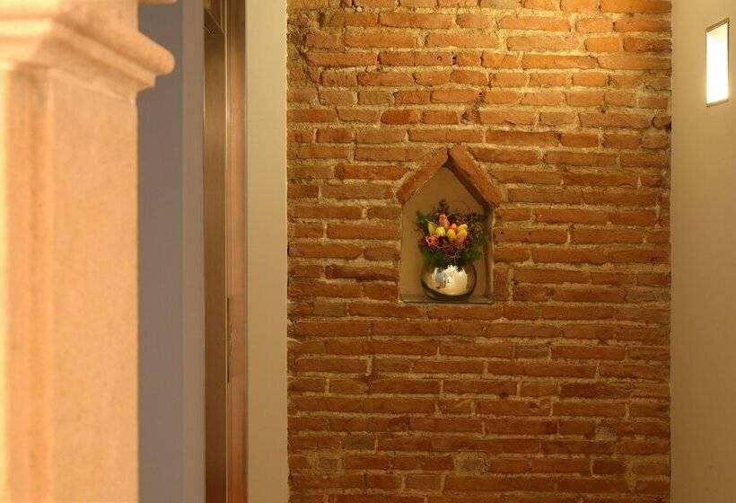 مسافرخانه Relais Santa Corona